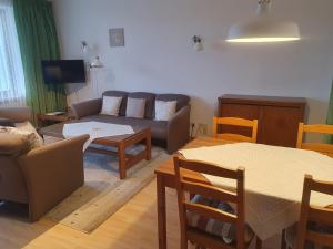 un salon avec un canapé et une table dans l'établissement Ferienwohnung Allgäu, à Missen-Wilhams