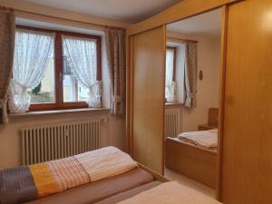 une chambre avec deux lits et une fenêtre dans l'établissement Ferienwohnung Allgäu, à Missen-Wilhams 14 autres photos