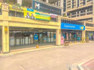 eine leere Straße in einem großen Gebäude mit Geschäften in der Unterkunft Comfortable and Homey 3BR at Meikarta Apartment By Travelio in Cikarang