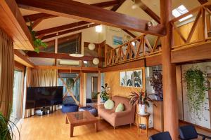 TV a/nebo společenská místnost v ubytování Malama Monstera 6名 BBQ ペット可 ビーチ ゴルフ 芝生の庭 観葉植物 リラックス