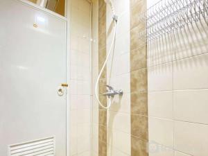 Ένα μπάνιο στο Great Choice 2BR at The Edge Bandung Apartment By Travelio +9 φωτογραφίες