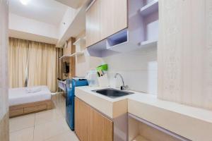Postel nebo postele na pokoji v ubytování Simply Look and Comfort Studio Tree Park City BSD Apartment By Travelio + 6 fotografií