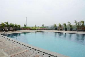 Πισίνα στο ή κοντά στο Minimalist Studio at Tree Park City BSD Apartment By Travelio
