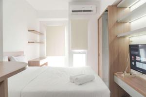 Ένα ή περισσότερα κρεβάτια σε δωμάτιο στο Modern Look and Homey Studio Apartment Amazana Serpong By Travelio