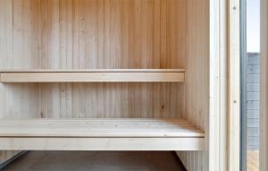 una mensola in legno in una sauna di Stunning Home In Ålbæk With Sauna ad Ålbæk Altre 22 foto