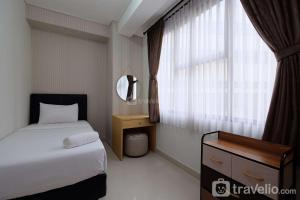 Voodi või voodid majutusasutuse Elegant and Comfy 3BR Transpark Cibubur Apartment By Travelio toas
