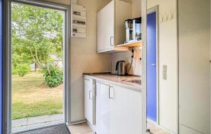 Kuchyň nebo kuchyňský kout v ubytování Stunning Apartment In Nexø With Sauna