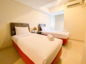 三宝垄Minimalist Studio Room Marquis de Lafayette Apartment By Travelio的一间有两张床的房间