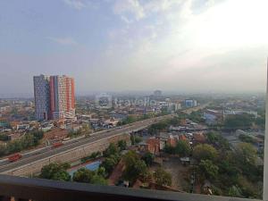 vista su una città con autostrada e edifici di Comfort and Cozy 2BR Cordova Edupartment Semarang Apartment By Travelio a Semarang