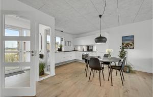 Η κουζίνα ή μικρή κουζίνα στο Awesome Apartment In Ringkøbing