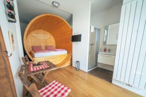 una piccola camera da letto con un letto in una camera in legno di Weinfass-Suite für 2 Personen in Grub an der March a Grub an der March