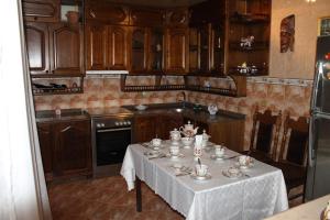 Kuchyň nebo kuchyňský kout v ubytování Villa Jakos Paradise