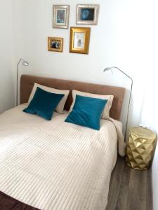 A bed or beds in a room at Hello Downtown Apartment - Eiffel
