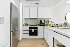 Η κουζίνα ή μικρή κουζίνα στο Silkhaus Luxury 1BDR Yas Island with Beach Access +10 φωτογραφίες