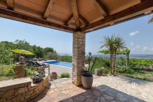 Πισίνα στο ή κοντά στο Istrisches Steinhaus mit großem Garten und Terrasse, in der Nähe von wenig besuchten Stränden