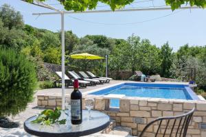 Πισίνα στο ή κοντά στο Istrisches Steinhaus mit großem Garten und Terrasse, in der Nähe von wenig besuchten Stränden +14 φωτογραφίες