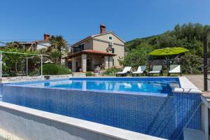 Πισίνα στο ή κοντά στο Istrisches Steinhaus mit großem Garten und Terrasse, in der Nähe von wenig besuchten Stränden
