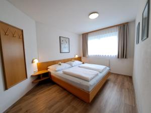Giường trong phòng chung tại Apart-Alpin