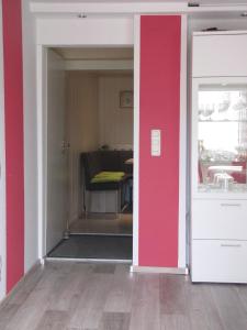 une porte ouverte menant à une salle à manger avec une table dans l'établissement Nettes Ferienhaus in Hartmannsdorf mit Garten, Terrasse und Grill, à Frauenberg