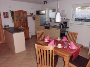 Η κουζίνα ή μικρή κουζίνα στο Ferienwohnung mit Terrasse, Garten und Grill