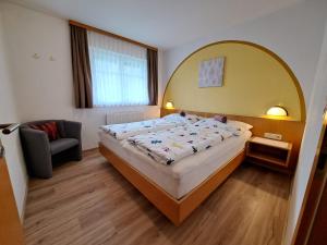 Giường trong phòng chung tại Apart-Alpin