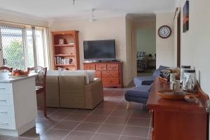 NarangbaNarnie's Place in Narangba - Relaxed Space with Breakfast的带沙发和电视的客厅