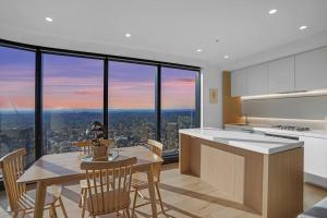uma cozinha e sala de jantar com vista para a cidade em Light & lofty Uninterrupted 180 degree View 2B2B1C em Box Hill