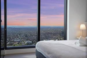 Uma cama ou camas num quarto em Light & lofty Uninterrupted 180 degree View 2B2B1C