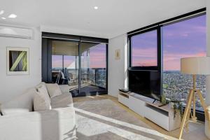 Uma área de estar em Light & lofty Uninterrupted 180 degree View 2B2B1C