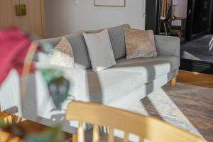Uma área de estar em Light & lofty Uninterrupted 180 degree View 2B2B1C