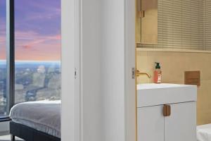 Uma cama ou camas num quarto em Light & lofty Uninterrupted 180 degree View 2B2B1C