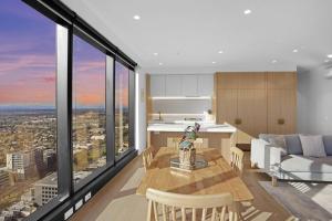 Uma área de estar em Light & lofty Uninterrupted 180 degree View 2B2B1C
