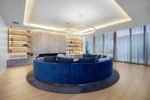 Uma área de estar em Light & lofty Uninterrupted 180 degree View 2B2B1C
