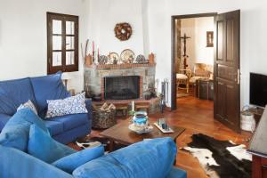 A seating area at Maria's Cozy Loft in Makrinitsa