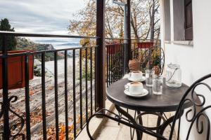 A balcony or terrace at Maria's Cozy Loft in Makrinitsa