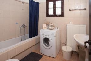 A bathroom at Maria's Cozy Loft in Makrinitsa