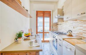 Kuchyňa alebo kuchynka v ubytovaní Awesome Apartment In Viareggio