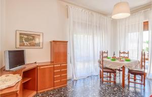 Televízia a/alebo spoločenská miestnosť v ubytovaní Awesome Apartment In Viareggio