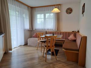 Khu vực ghế ngồi tại Apart-Alpin
