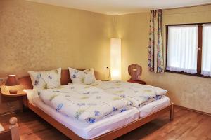 a bedroom with a large bed in a room at Small holiday cottage Ivy in Schuttertal