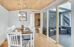 汉斯特霍尔姆2 Bedroom Stunning Home In Hanstholm的有桌子和椅子的餐厅