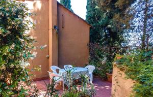 un patio con tavolo e sedie su un patio di Nice Apartment In Castel'anselmo a Castell’Anselmo