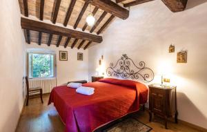 una camera da letto con un letto rosso in una stanza di Nice Apartment In Castel'anselmo a Castell’Anselmo Altre 27 foto