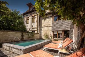 Bazén v ubytování Le Champ des Oiseaux Hôtel & Spa nebo v jeho okolí