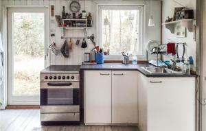 Una cocina o cocineta en 3 Bedroom Beautiful Home In Anholt