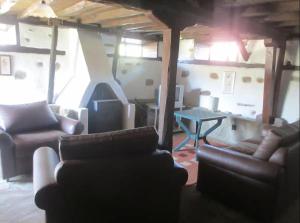 BrodilovoにあるBrodilovoの2つのソファと暖炉のあるリビングルーム