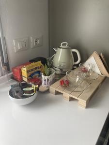 Příslušenství pro přípravu čaje a kávy v ubytování B&B Gardenia