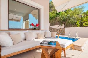O zonă de relaxare la Ferienhaus in Port De Sller mit privatem Pool und Traumblick auf den Hafen und das Meer