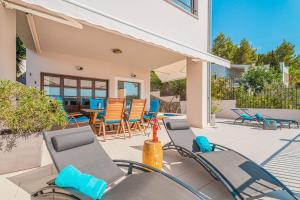 O zonă de relaxare la Ferienhaus in Port De Sller mit privatem Pool und Traumblick auf den Hafen und das Meer