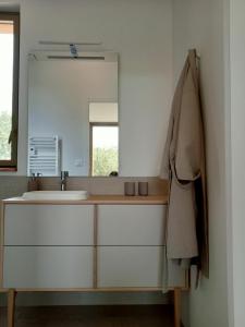 een badkamer met een wastafel en een spiegel bij La villa des vignes in Castillon-du-Gard +29 foto's